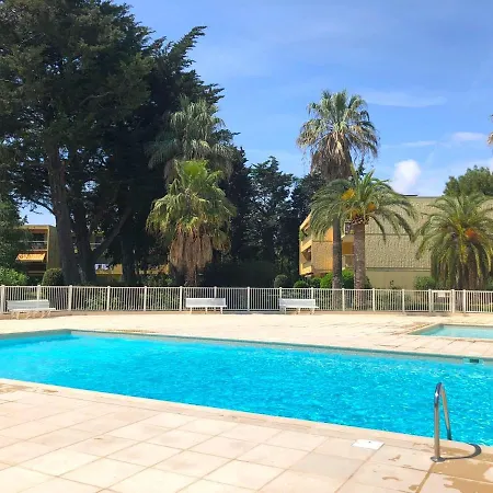 Апартаменты Modern In With Large Pool Жуан-ле-Пен