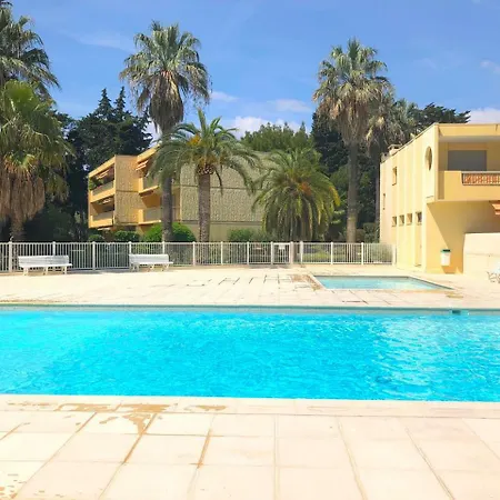 Modern In With Large Pool Apartment *