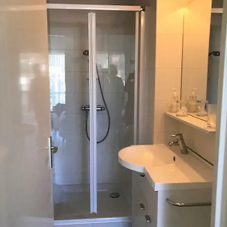 Modern In With Large Pool Апартаменты